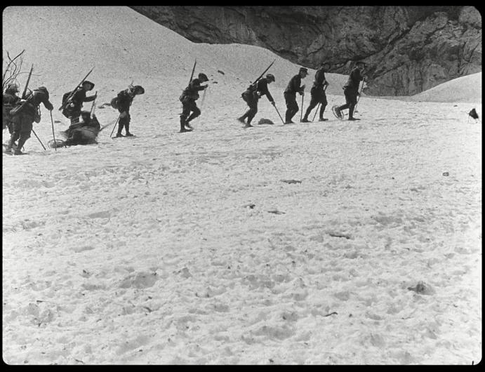 En file indienne sur les glaciers avec les raquettes, montée2