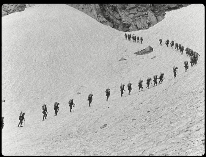 En file indienne sur les glaciers avec les raquettes, montée1