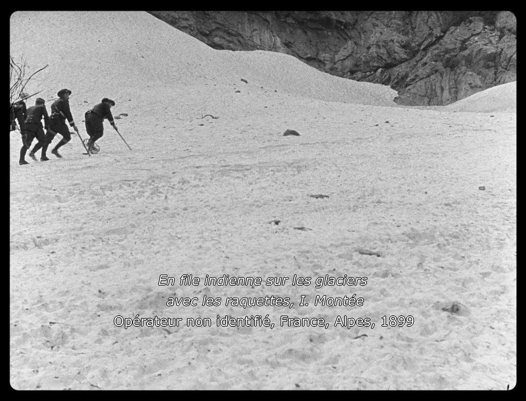 En file indienne sur les glaciers avec les raquettes, montée0